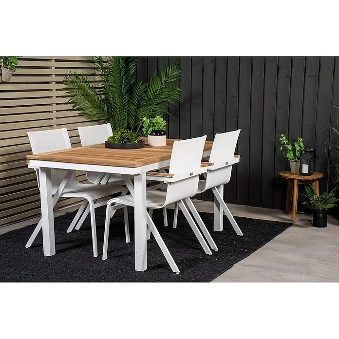 Ebuy24 Gartentisch Panama - L x B x H: 240 x 90 x 76 cm, Ø x H: 90 x 76 cm, Aluminium, Teak, Sonstige, Weiß - Eine Outdoor-Essgruppe mit Holztischplatte und weißem Gestell, kombiniert mit weißen Stühlen mit Netzsitzen und Holzarmlehnen, auf einem dunklen Teppich.