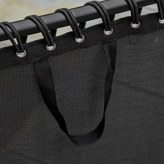 Furnicato Gartenliege - B x T: 58 x 189 cm, Schwarz, Polyester - Nahaufnahme von schwarzem Netzstoff, der mit schwarzen Gummiseilen und silbernen Ösen an einer schwarzen Stange befestigt ist, mit einer Stoffschlaufe.