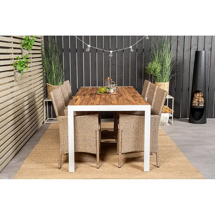 Ebuy24 Gartentisch Bois - L x B x H: 205 x 90 x 76 cm, Ø x H: 90 x 76 cm, Akazie, Aluminium, Sonstige, Weiss - Eine Outdoor-Essgruppe mit Holztischplatte, weißem Gestell und sechs hellbraunen Rattan-Stühlen auf einem Teppich im Patio.