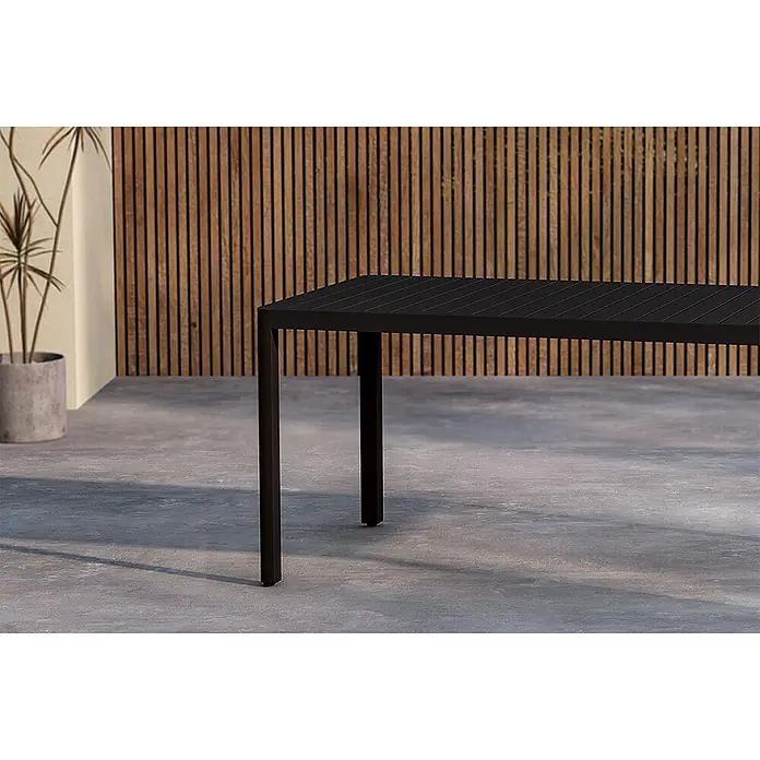 Ebuy24 Gartentisch Giardini - L x B x H: 150 x 85 x 72 cm, Ø x H: 85 x 72 cm, Aluminium, Schwarz - Schwarzer Outdoor-Esstisch mit Lattenplatte in einem Terrassenambiente.