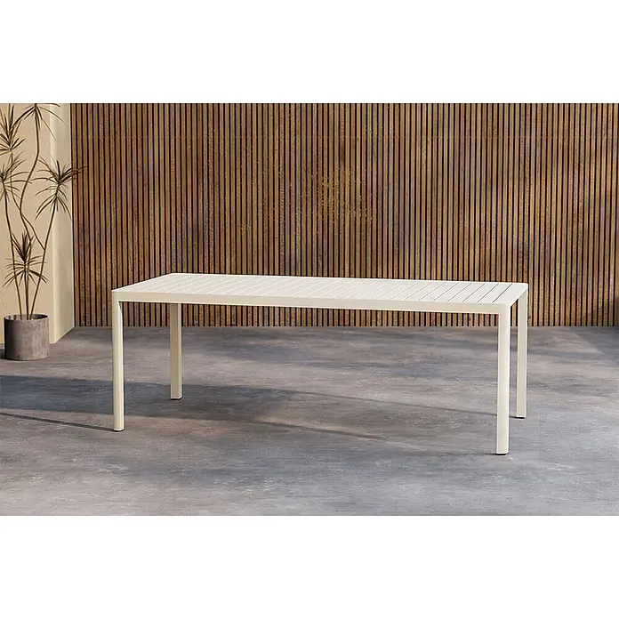 Ebuy24 Gartentisch Giardini - L x B x H: 200 x 90 x 72 cm, Ø x H: 90 x 72 cm, Aluminium, Beige - Rechteckiger hellbeiger Esstisch für den Außenbereich mit Lattenplatte auf einer Terrasse.