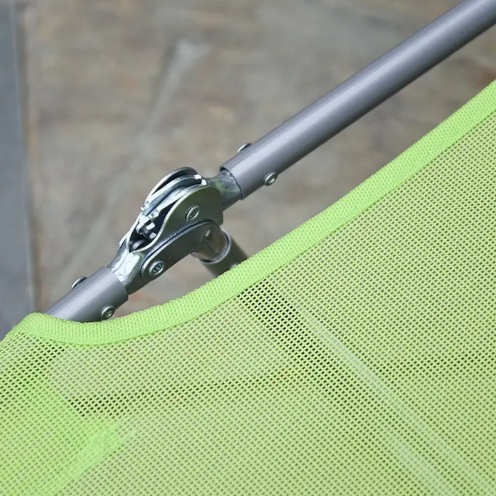 Furnicato Gartenliege - B x T: 57 x 182 cm, Grün, Textil - Hellgrüner Netzstoff-Sitz eines Stuhls, gestützt von einem silbernen Metallrahmen mit verstellbarem Scharniermechanismus.