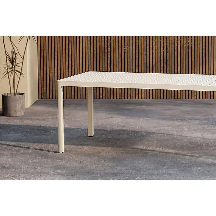 Ebuy24 Gartentisch Giardini - L x B x H: 200 x 90 x 72 cm, Ø x H: 90 x 72 cm, Aluminium, Beige - Hellbeiger Outdoor-Esstisch mit Lattenplatte auf einer Terrasse.
