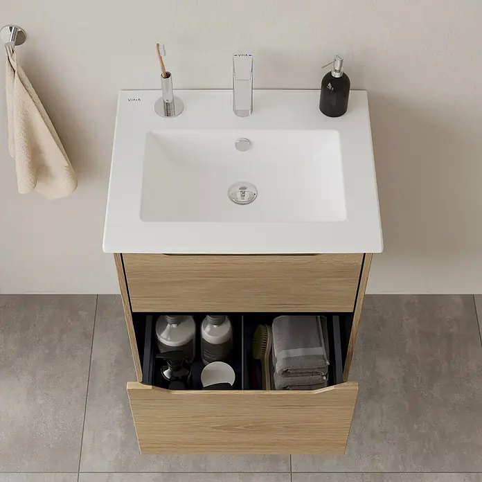 VitrA Integra Square Badmöbel-Set - Gesamtbreite Badmöbel: 60 cm, Eiche Gold - Heller Holz-Badezimmerschrank mit weißem Waschbecken und offener Schublade mit organisierten Toilettenartikeln und Handtüchern.