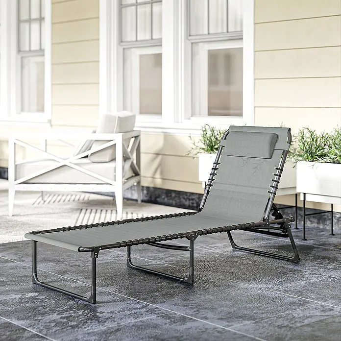 Outsunny Gartenliege - B x T: 58 x 189 cm, Grau, Stahl, Klappbar - Grauer Liegestuhl mit dunklem Metallrahmen und verstellbarer Kopfstütze auf einer Terrasse.