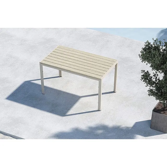 Ebuy24 Gartentisch Mirko - L x B x H: 140 x 80 x 74 cm, Ø x H: 80 x 74 cm, AluminiumSperrholz, Beige - Heller beigefarbener Outdoor-Esstisch mit Lattenplatte, auf moderner Terrasse neben einer Pflanze.