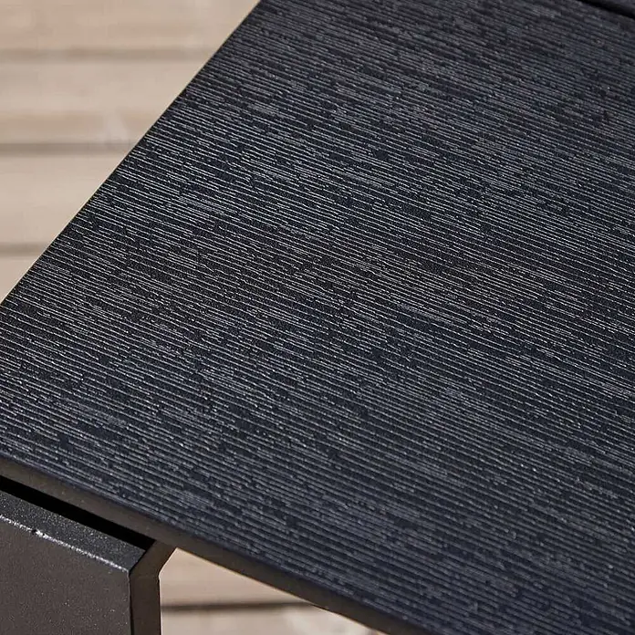 Ebuy24 Gartentisch Martinus - L x B x H: 100 x 210 x 75 cm, Ø x H: 210 x 75 cm, Aluminium, Polywood, Sonstige, Dunkelgrau - Nahaufnahme einer schwarzen, strukturierten Tischplatte mit feinen Längsrillen, Teil von Gartenmöbeln.