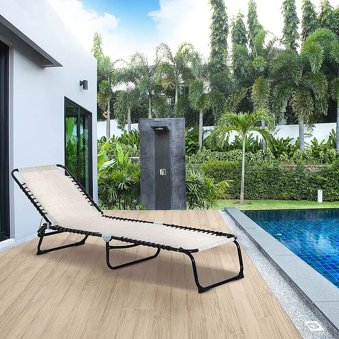 Furnicato Gartenliege - B x T: 58 x 189 cm, Cremeweiß, Polyester - Beige Stoff-Liegestuhl mit schwarzem Metallrahmen auf Holzterrasse am Pool.