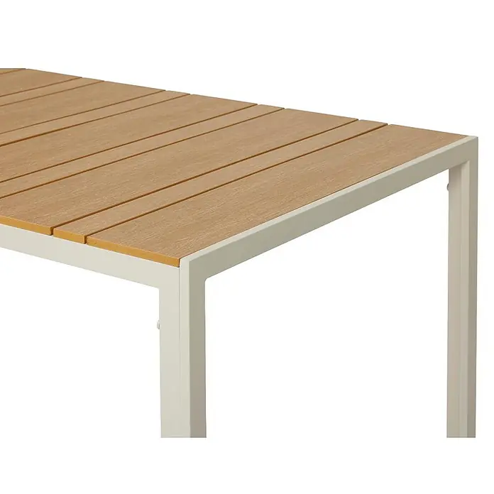 Ebuy24 Gartentisch Noah - L x B x H: 90 x 150 x 74 cm, Ø x H: 150 x 74 cm, Aluminium, Nonwood, Sonstige, Teak - Nahaufnahme eines Tisches mit einer lamellenförmigen hellbraunen Holzoptik-Platte und einem weißen Metallgestell.