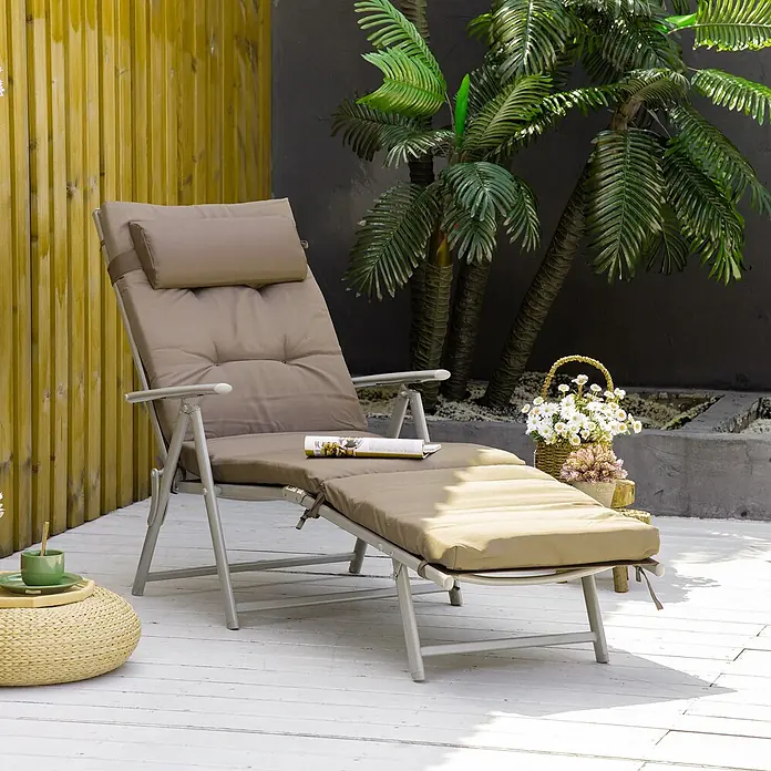 Outsunny Gartenliege - B x T: 63,5 x 190 cm, Braun, Metall, Rückenlehne verstellbar - Ein bequemer, beigefarbener, gepolsterter Outdoor-Liegestuhl mit passender Fußstütze, bereit zum Entspannen.