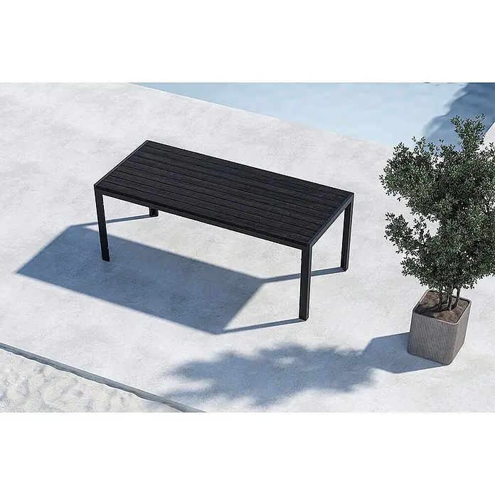 Ebuy24 Gartentisch Mirko - L x B x H: 205 x 90 x 74 cm, Ø x H: 90 x 74 cm, AluminiumSperrholz, Schwarz - Schwarzer Outdoor-Esstisch mit Lamellenplatte und Metallgestell auf einer Betonterrasse am Pool mit Topfpflanze.
