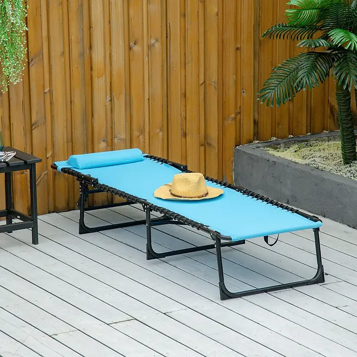 Furnicato Gartenliege - B x T: 58 x 189 cm, Blau, Polyester - Ein blauer Klappliegestuhl mit schwarzem Gestell und Strohhut auf einer Holzterrasse.