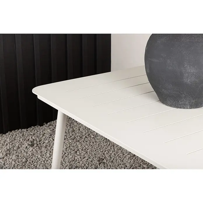 Ebuy24 Gartentisch Lina - L x B x H: 200 x 90 x 75 cm, Ø x H: 90 x 75 cm, Aluminium, Sonstige, Beige - Weißer Lamellentisch mit abgerundeten Ecken, auf dem eine dunkelgraue Vase steht.