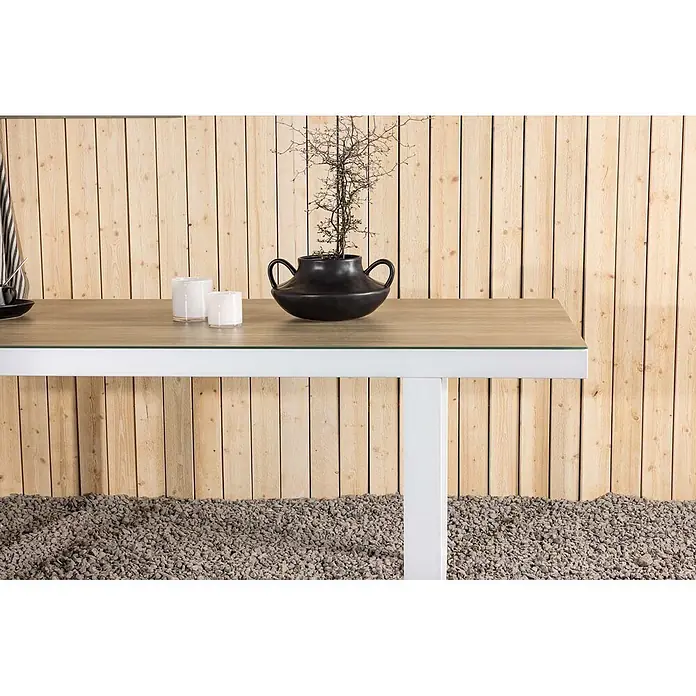 Ebuy24 Gartentisch Merlo - L x B x H: 200 x 90 x 75 cm, Ø x H: 90 x 75 cm, Aluminium, Weiß - Rechteckiger Gartentisch mit heller Holzoptik-Platte und weißem Gestell, mit Dekoration präsentiert.
