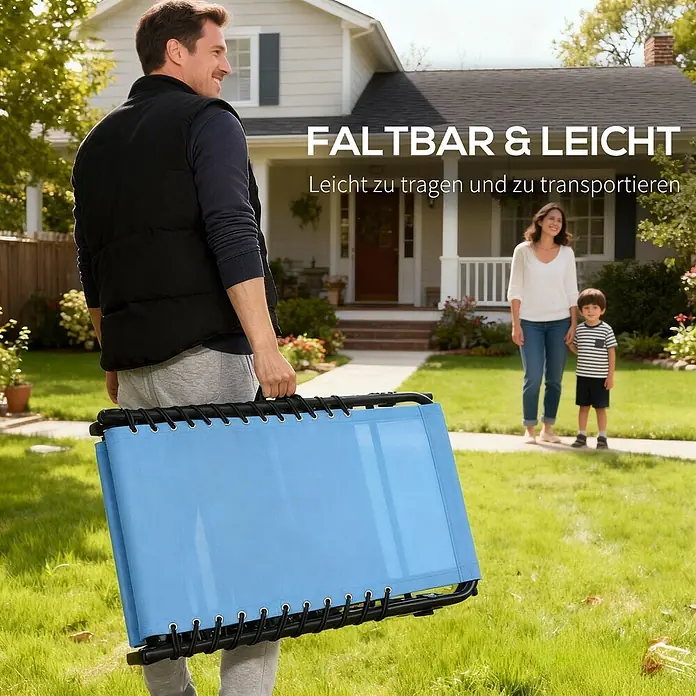 Furnicato Gartenliege - B x T: 58 x 189 cm, Blau, Polyester - Mann trägt ein blaues klappbares Minitrampolin im Freien, was seine Portabilität hervorhebt.