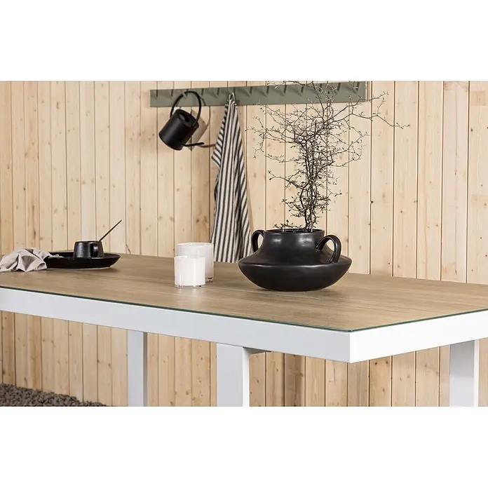 Ebuy24 Gartentisch Merlo - L x B x H: 200 x 90 x 75 cm, Ø x H: 90 x 75 cm, Aluminium, Weiß - Moderner Tisch mit heller Holzoptikplatte, Glasauflage und weißen Beinen, dekoriert.