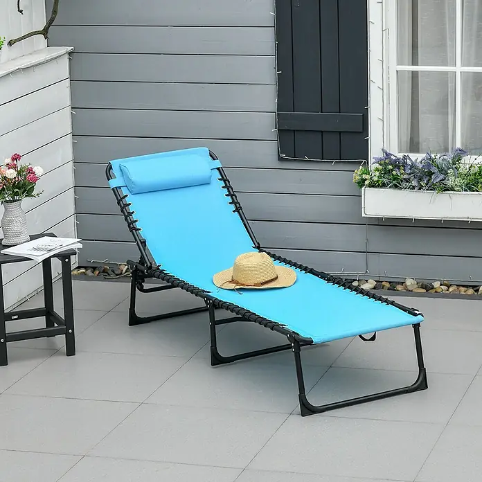 Furnicato Gartenliege - B x T: 58 x 189 cm, Blau, Polyester - Blauer Outdoor-Liegestuhl mit schwarzem Gestell und Kopfstütze auf einer Terrasse, ein Strohhut liegt auf dem Sitz.