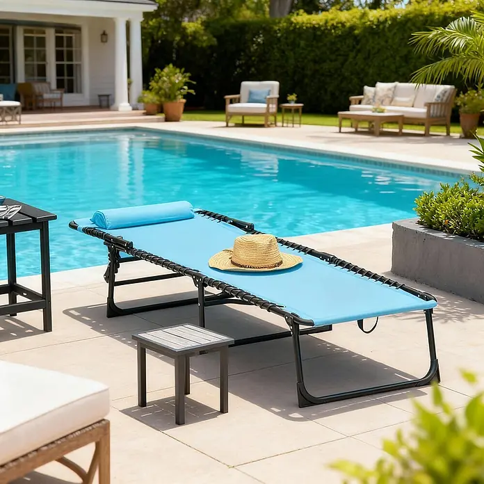 Furnicato Gartenliege - B x T: 58 x 189 cm, Blau, Polyester - Blauer Pool-Liegestuhl mit schwarzem Gestell und Strohhut am Schwimmbecken an einem sonnigen Tag.
