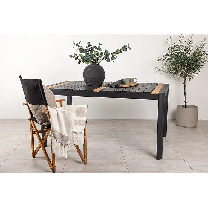 Ebuy24 Gartentisch Togo - L x B x H: 150 x 90 x 75 cm, Ø x H: 90 x 75 cm, Aluminium, Sonstige, Schwarz - Schwarzer Outdoor-Esstisch mit Holzleisten und Akzenten, dazu ein Holz-Regiestuhl mit Decke.