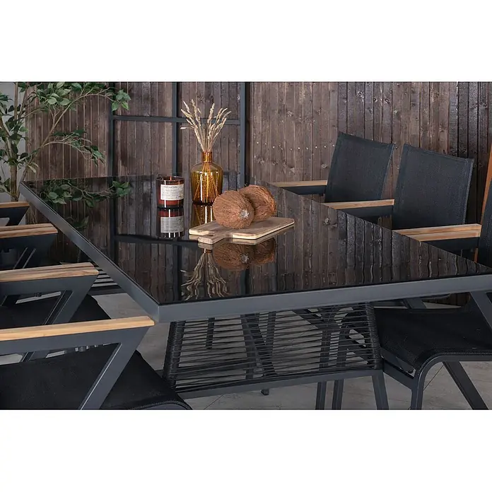 Ebuy24 Gartentisch Dallas - L x B x H: 193 x 90 x 77 cm, Ø x H: 90 x 77 cm, Aluminium, Glas, Sonstige, Schwarz - Gartentisch mit schwarzer Glasplatte und grauem Gestell, umgeben von Stühlen mit Holzarmlehnen und schwarzen Netzsitzen.