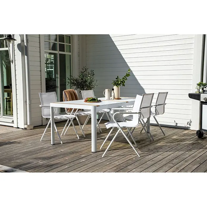 Ebuy24 Gartentisch Togo - L x B x H: 200 x 100 x 75 cm, Ø x H: 100 x 75 cm, Aluminium, Sonstige, Weiß - Weißer Gartentisch mit Stühlen auf einer Holzterrasse, für eine Mahlzeit gedeckt.