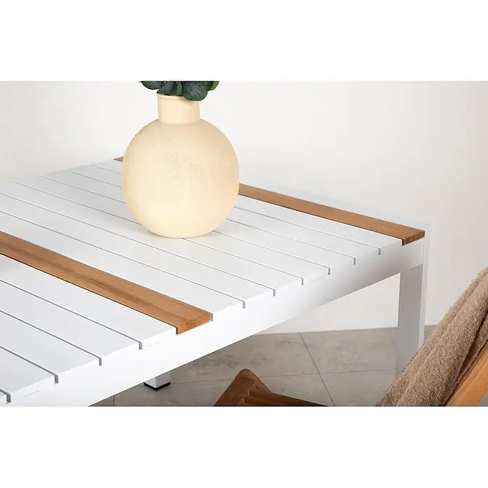 Ebuy24 Gartentisch Togo - L x B x H: 150 x 90 x 75 cm, Ø x H: 90 x 75 cm, Aluminium, Sonstige, Weiß - Weißer Latten-Gartentisch mit natürlichen Holzleisten als Akzente.