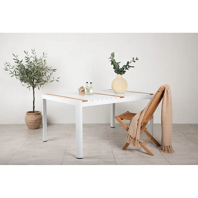 Ebuy24 Gartentisch Togo - L x B x H: 150 x 90 x 75 cm, Ø x H: 90 x 75 cm, Aluminium, Sonstige, Weiß - Weißer Gartentisch mit Holzdetails und ein Holzklappstuhl mit beigem Überwurf.