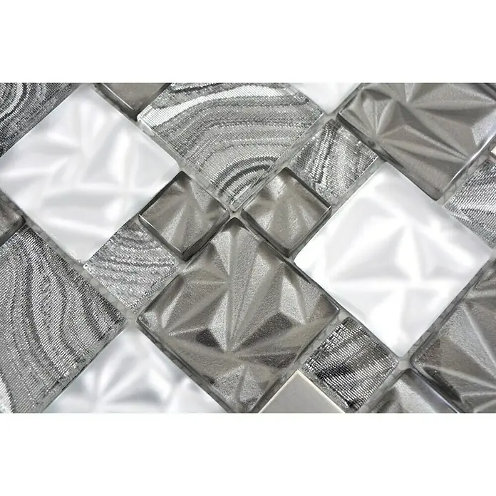 Mosaikfliese Crystal Mix XCM NIKO50 - 30 x 30 cm, Grau/Schwarz, Glänzend - Bild einer Nahaufnahme von silberfarbenen und weißen Mosaikfliesen, die ein geometrisches Muster bilden und sich ideal für die Wandgestaltung eignen.