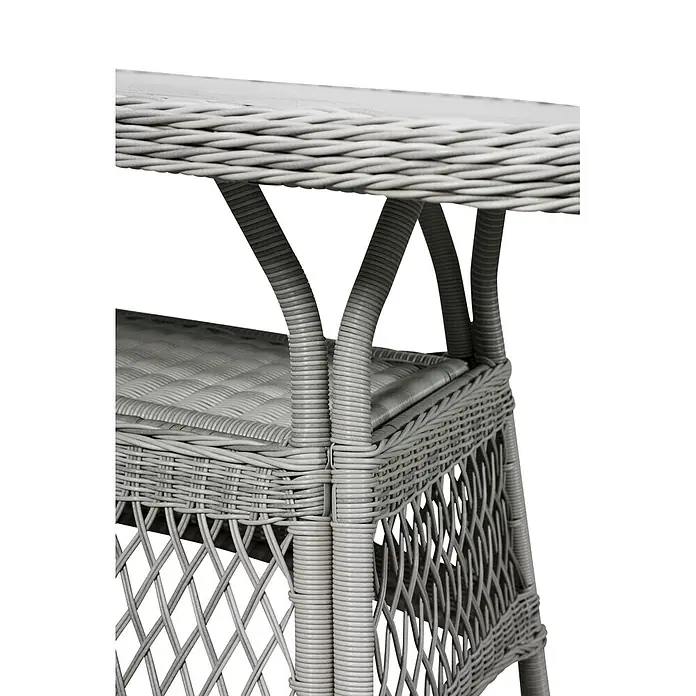 Ebuy24 Gartentisch Hvalo - L x B x H: 90 x 165 x 74 cm, Ø x H: 165 x 74 cm, Aluminium, Rattan, Glas Rattan = Polyrattan, Sonstige, Beige - Nahaufnahme grauer Kunstgeflechtmöbel, die eine aufwendige Webstruktur und die Stützbeine eines zweistöckigen Tisches zeigt.
