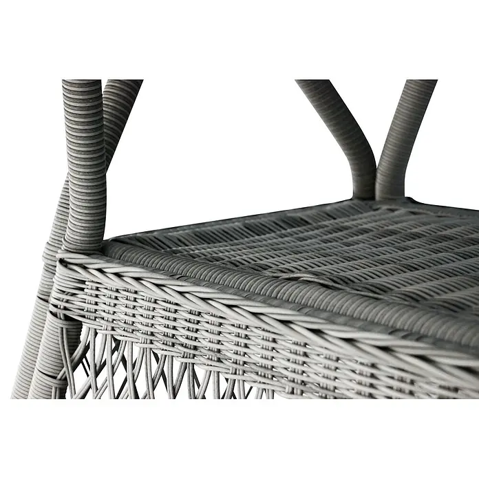 Ebuy24 Gartentisch Hvalo - L x B x H: 90 x 165 x 74 cm, Ø x H: 165 x 74 cm, Aluminium, Rattan, Glas Rattan = Polyrattan, Sonstige, Beige - Nahaufnahme von grauen Kunstgeflechtmöbeln mit geflochtener Sitzfläche und tragenden Elementen.