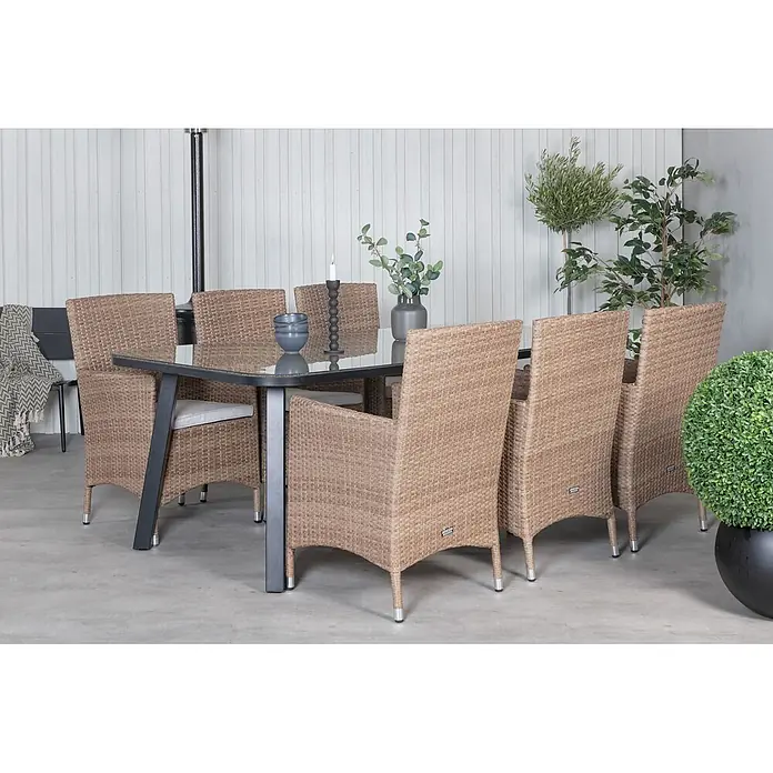 Ebuy24 Gartentisch Paola - L x B x H: 200 x 100 x 74 cm, Ø x H: 100 x 74 cm, Glas, Stahl, Weide, Sonstige, Schwarz - Eine Outdoor-Essgruppe mit rechteckigem Glastisch und sechs hellbraunen Rattan-Stühlen mit Polstern, ideal für die Terrasse.