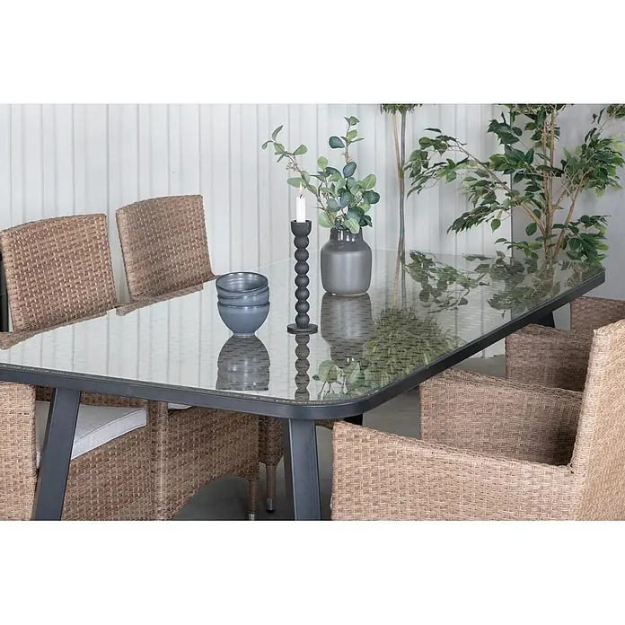 Ebuy24 Gartentisch Paola - L x B x H: 200 x 100 x 74 cm, Ø x H: 100 x 74 cm, Glas, Stahl, Weide, Sonstige, Schwarz - Gartenessgruppe mit rechteckigem Glastisch, schwarzem Gestell und hellbraunen Korbstühlen.