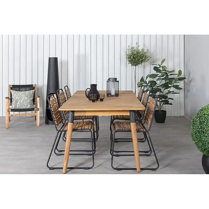 Ebuy24 Gartentisch Julian - L x B x H: 210 x 100 x 75 cm, Ø x H: 100 x 75 cm, Akazie, Stahl, Sonstige, Teak Dekor - Rechteckiger Esstisch aus Holz für den Außenbereich mit schwarzen/Holzbeinen und passenden Stühlen mit Holzleisten und schwarzen Gestellen, auf einer Terrasse.
