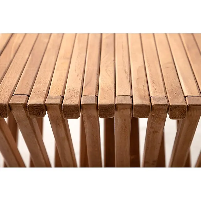 Ebuy24 Gartentisch Ghana - L x B x H: 39 x 37 x 43 cm, Ø x H: 37 x 43 cm, Teak, Sonstige, Teak Dekor - Nahaufnahme einer warmen Holzlattenoberfläche mit sichtbarer überkreuzter Stützstruktur darunter.