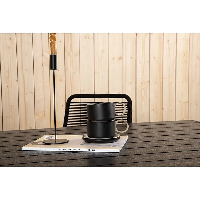 Ebuy24 Gartentisch Break - L x B x H: 205 x 90 x 74 cm, Ø x H: 90 x 74 cm, Aintwood, Aluminium, Sonstige, Schwarz - Zwei gestapelte schwarze Keramiktassen mit gesprenkelten beigen Henkeln und Untertasse, auf einem dunklen Tisch.