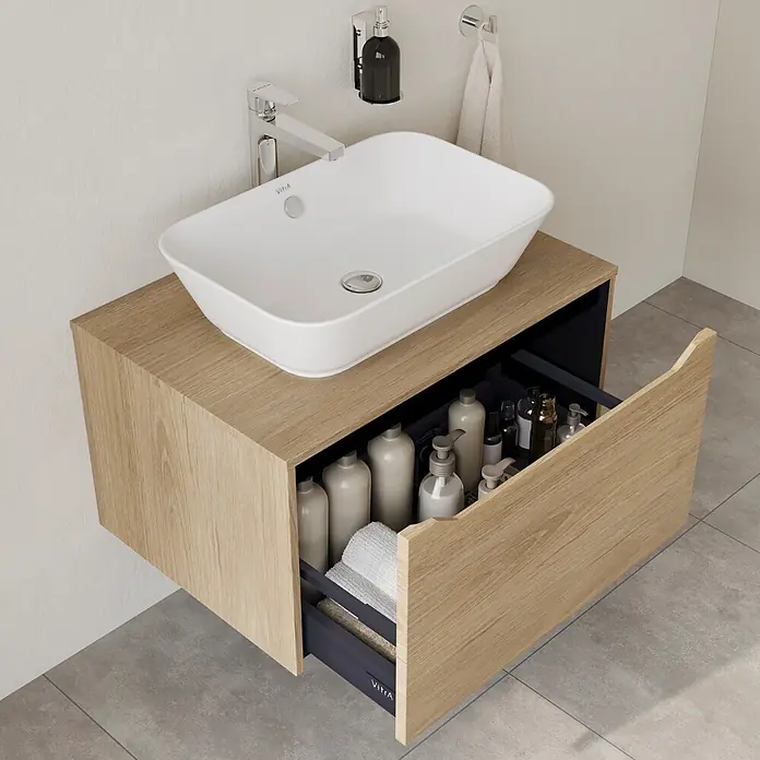 VitrA Integra Square Waschtischunterschrank Integra Square - B x T x H: 80 x 52 x 42 cm, Eiche Gold - Wandhängender Waschtisch aus heller Eiche mit weißem Becken, Chromarmatur und offener Schublade mit Toilettenartikeln und Handtüchern.