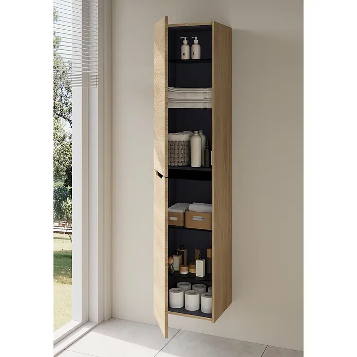 VitrA Integra Square Hochschrank - B x T x H: 40 x 37 x 180 cm, Eiche Gold, Inklusive 4 Glaseinlegeböden, DIN Anschlag: Links - Hoher Wandschrank aus hellem Holz mit dunklem Innenraum, neben einem Fenster montiert, offen und mit Badutensilien gefüllt.