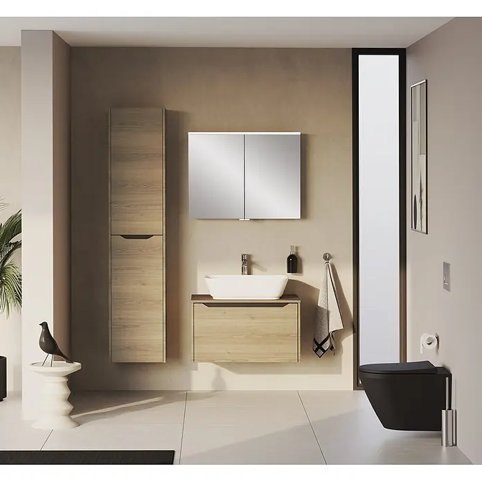 VitrA Integra Square Waschtischunterschrank Integra Square - B x T x H: 80 x 52 x 42 cm, Eiche Gold - Modernes Bad mit hellen Holzschränken, weißem Aufsatzwaschbecken, Spiegelschrank und schwarzem Wand-WC.