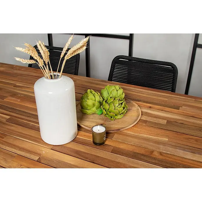 Ebuy24 Gartentisch Bois - L x B x H: 90 x 205 x 76 cm, Ø x H: 90 x 76 cm, Akazie, Aluminium, Sonstige, Schwarz - Holztisch mit weißer Vase mit Weizen, einem Holztablett mit grünen Kunstartischocken und einer brennenden Kerze.