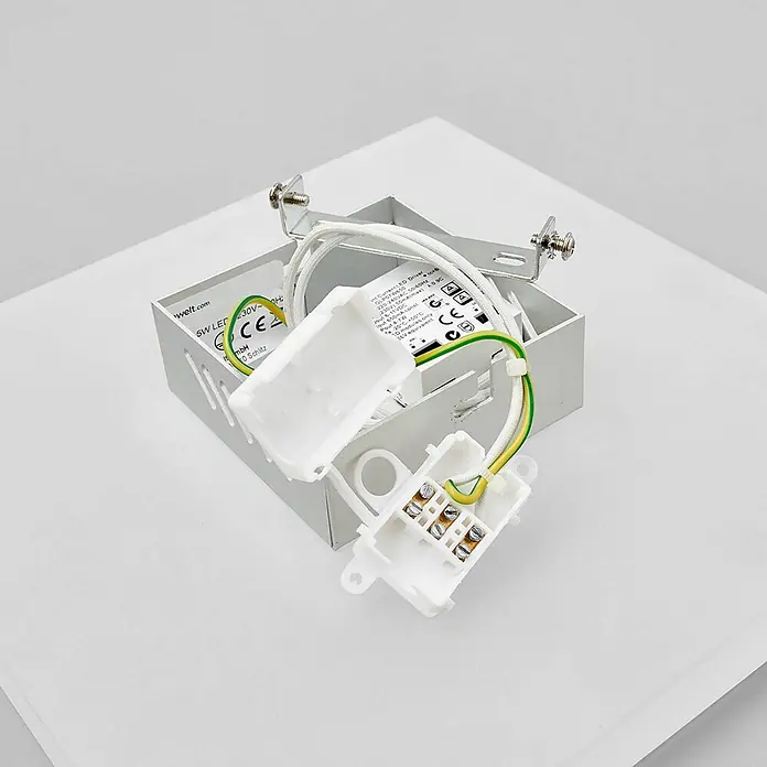 Lucande Wandleuchte Berlind - L x B x H: 6 x 26 x 26 cm, weiß / opal - LED-Treiber und Klemmenblock in einem grauen Metallgehäuse mit Montagewinkel für eine Leuchte.