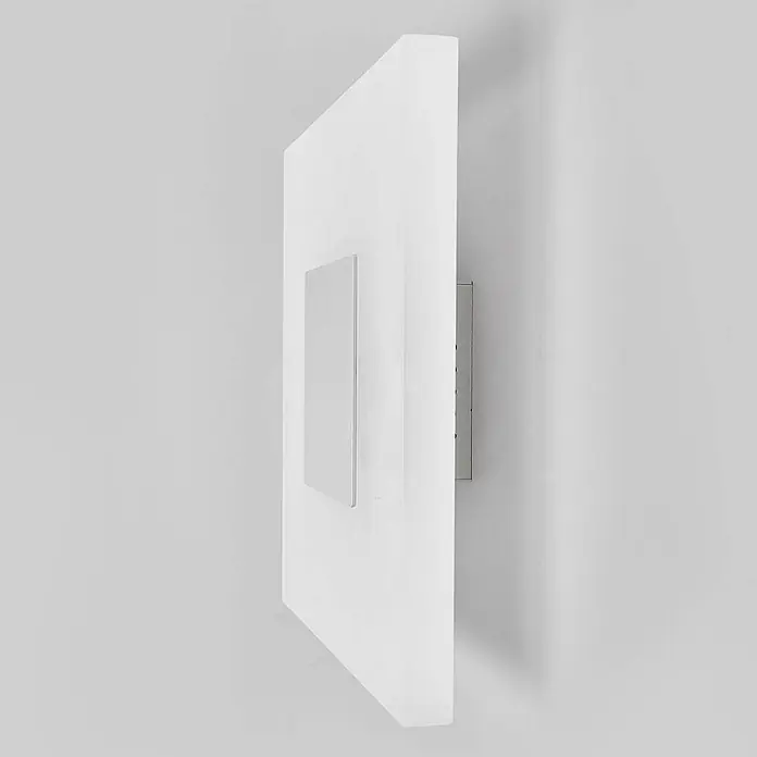 Lucande Wandleuchte Berlind - L x B x H: 6 x 26 x 26 cm, weiß / opal - Moderne weiße rechteckige Wandleuchte mit gebürsteter Metallakzentplatte.
