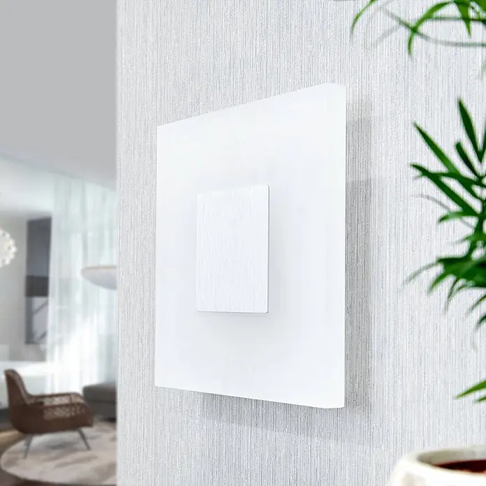 Lucande Wandleuchte Berlind - L x B x H: 6 x 26 x 26 cm, weiß / opal - Weißes, texturiertes Smart Home Bedienfeld an einer hellen Wand montiert.