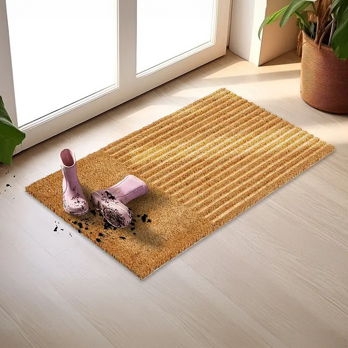 Fußmatte Coco Shape - 75 x 45 cm, Natur, Material Nutzschicht: 100 % Kokos, Streifen - Braune Kokos-Fußmatte mit Rillen, am Eingang mit schlammigen rosa Stiefeln, zeigt ihre Schmutzfangfunktion.