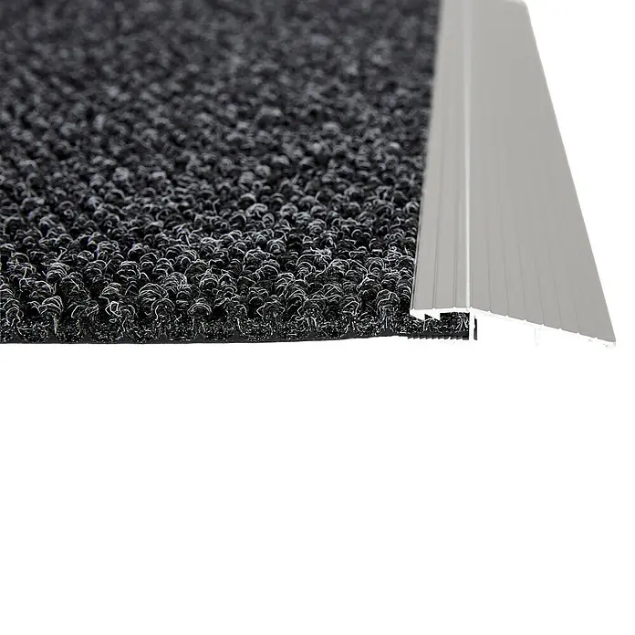 Fußmatte Aluminium - 80 x 60 cm, Anthrazit, Material Nutzschicht: 100 % Polypropylen - Nahaufnahme einer schwarz-weißen Schlingen-Eingangsmatte mit silberner Metallkante.