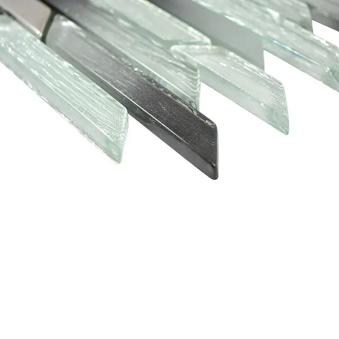 Mosaikfliese Verbund Crystal XCM GV815 - 30 x 30 cm, Schwarz/Silber, Glänzend - Nahaufnahme von länglichen, gläsernen Mosaikfliesen in Weiß- und Grautönen, die eine elegante und moderne Oberfläche schaffen.