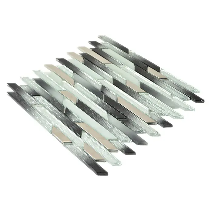 Mosaikfliese Verbund Crystal XCM GV815 - 30 x 30 cm, Schwarz/Silber, Glänzend - Nahaufnahme eines Musters aus schmalen Mosaikfliesen in Grau-, Weiß- und Silbertönen, ideal für eine stilvolle Wandgestaltung.