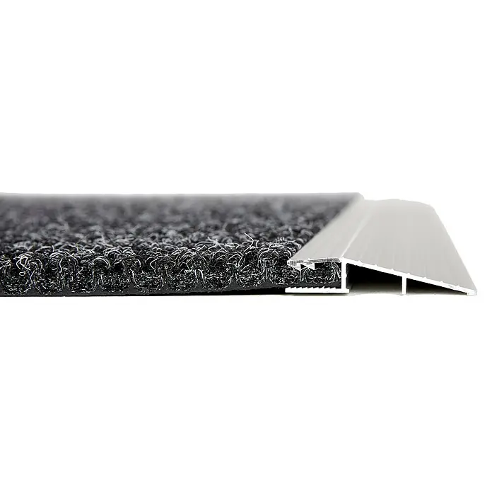 Fußmatte Aluminium - 80 x 60 cm, Anthrazit, Material Nutzschicht: 100 % Polypropylen - Nahaufnahme eines dunkelgrauen Schlingenflor-Teppichs, der mit einer silbernen Aluminium-Bodenübergangsleiste verbunden ist.