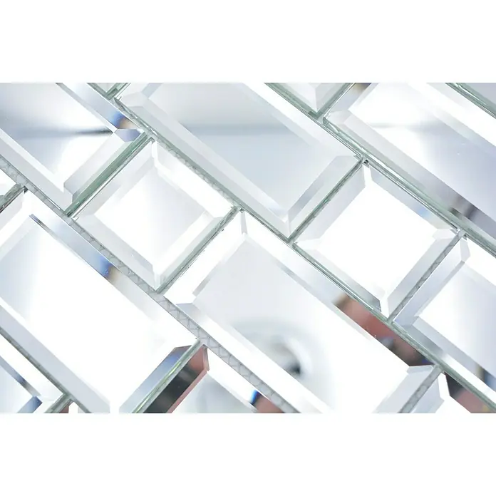 Mosaikfliese Mirror Metro XSPM 05 - 29,8 x 29,8 cm, Spiegel, Glänzend - Nahaufnahme einer spiegelbeschichteten Wandfliese im Fischgrätmuster, die ein modernes und helles Designelement für jeden Raum bietet.