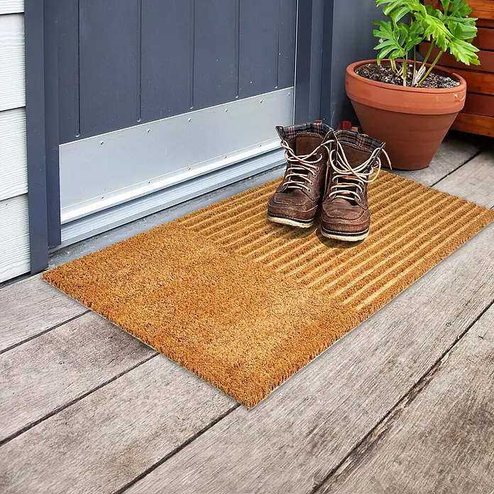 Fußmatte Coco Shape - 75 x 45 cm, Natur, Material Nutzschicht: 100 % Kokos, Streifen - Braune Naturfaser-Fußmatte mit Streifenmuster vor einer Tür, mit Stiefeln.