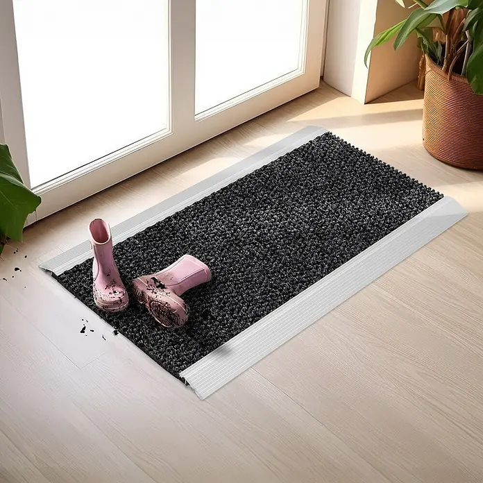 Fußmatte Aluminium - 80 x 60 cm, Anthrazit, Material Nutzschicht: 100 % Polypropylen - Dunkelgraue texturierte Fußmatte mit silbernen Rändern, die effektiv Schlamm von rosa Gummistiefeln am Eingang auffängt.